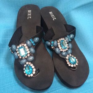 Black flip flop with turquoise gems 💎